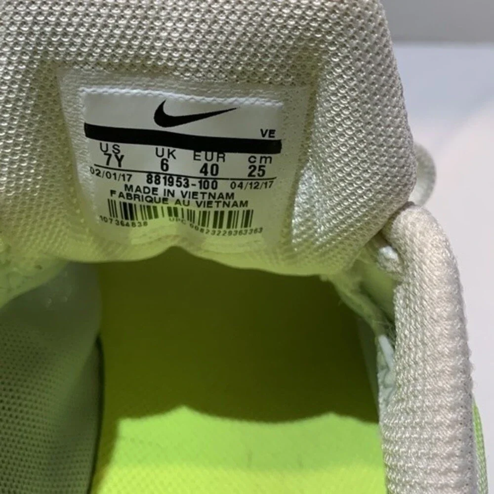 Nike Air Zoom Pegasus 34 Gs “Ghost Green” Sneakers. Size 7Y